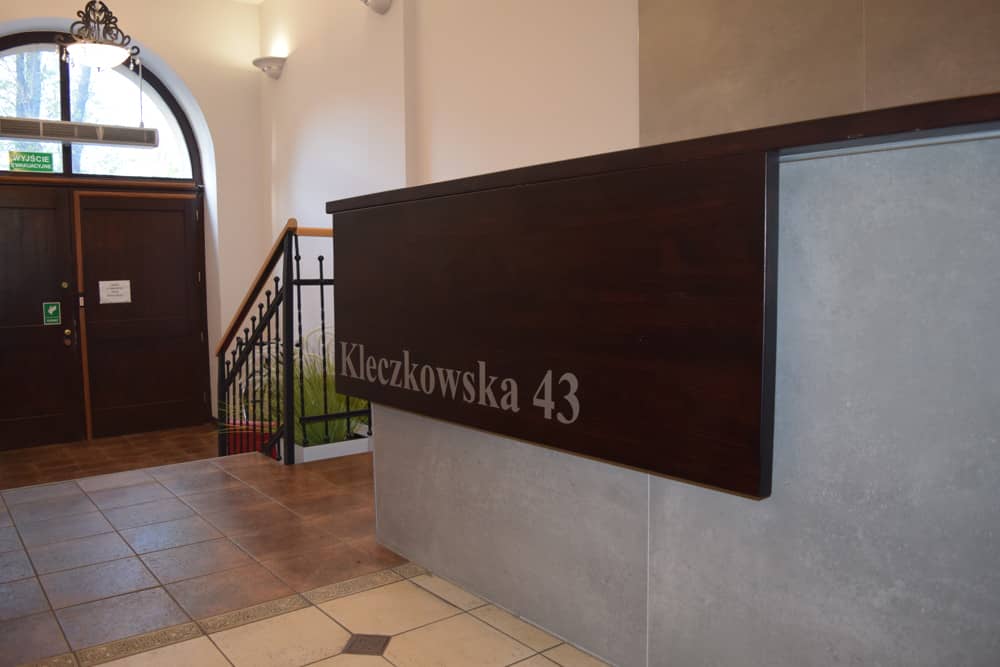 Adres Kleczkowska 43 na ścianie korytarza